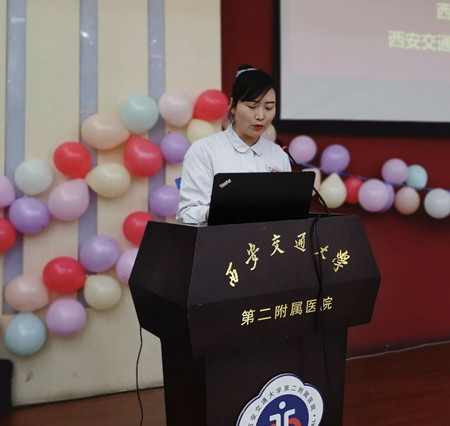 2杨峰护士长主持_副本.jpg