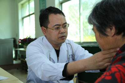 内分泌科王俊宏副教授为教师义诊.jpg 内分泌科王俊宏副教授为教师义诊.jpg