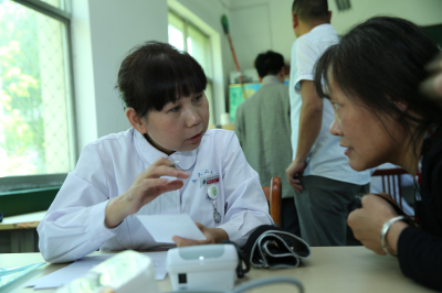 李家芝副主任护师为教师咨询.jpg 李家芝副主任护师为教师咨询.jpg