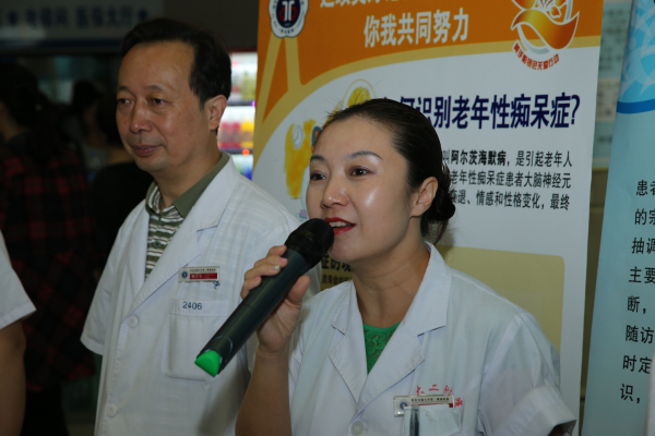 干部保健与体检部副主任王晓辉主持仪式.jpg