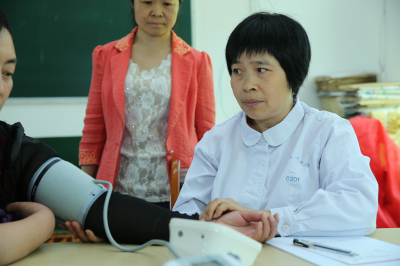 丁抗宁副主任护师为教师量血压.jpg 丁抗宁副主任护师为教师量血压.jpg