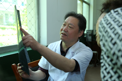 骨科兰宾尚教授为教师义诊.jpg 骨科兰宾尚教授为教师义诊.jpg