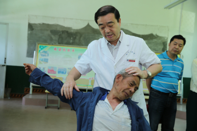 骨外科程斌教授为退休教师查体.jpg 骨外科程斌教授为退休教师查体.jpg