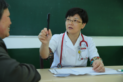 医学康复科张巧俊教授为教师义诊.jpg 医学康复科张巧俊教授为教师义诊.jpg