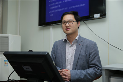 王振龙副教授给学员授课.JPG 王振龙副教授给学员授课.JPG