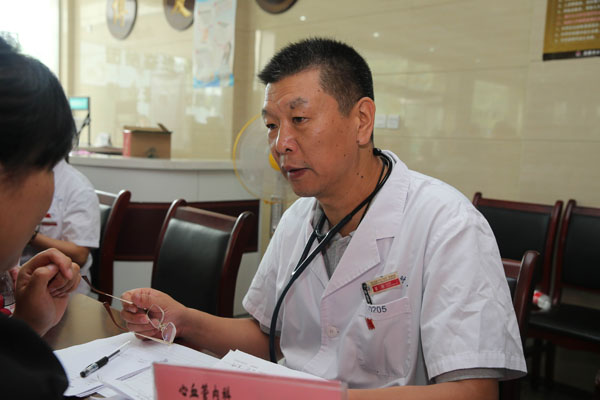 董新教授为群众义诊.jpg