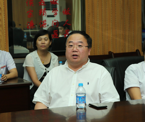 妇产科主任薛翔教授代表科室致欢送辞.jpg 妇产科主任薛翔教授代表科室致欢送辞.jpg