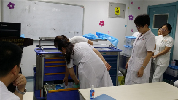 住院总确认急救物品.jpg 住院总确认急救物品.jpg