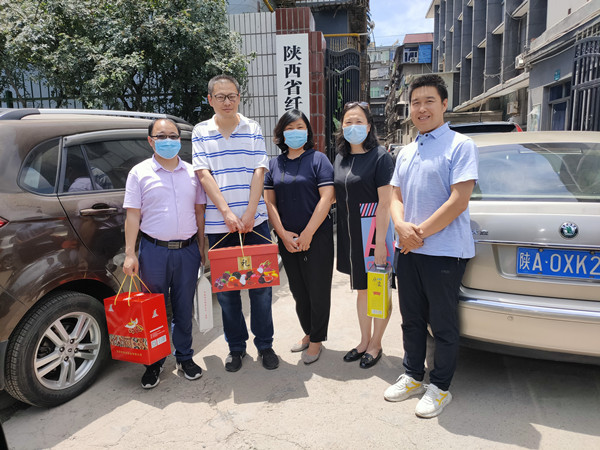 慰问方萍家属_副本.jpg