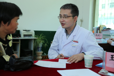 消化内科王深皓博士为教师义诊.jpg 消化内科王深皓博士为教师义诊.jpg