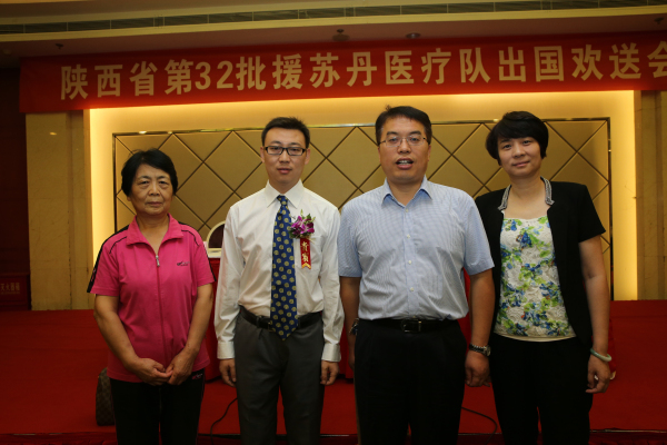 巩守平副书记、柏春梅老师、王凡副主任与滕鹏飞欢送合影.jpg