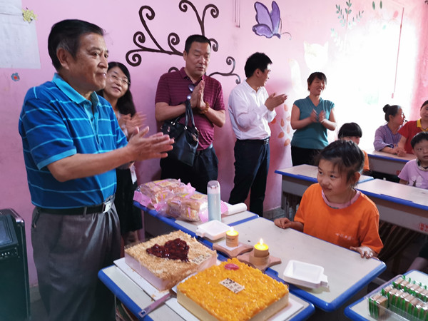 给孩子们庆祝节日_副本.jpg