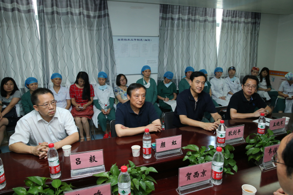 校党委常委、副校长、医学部主任颜虹、医学部党工委书记耿剑平、校长助理吕毅、医学部综合办公室主任孟晓军莅临麻醉手术科党支部专题组织生活会并进行学科建设调研.jpg
