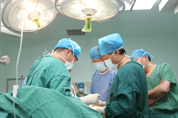 王坤正教授为贫困骨关节病人实施手术.JPG