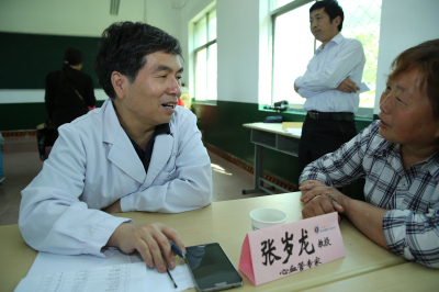 老年心血管科张岁龙教授为教师义诊.jpg 老年心血管科张岁龙教授为教师义诊.jpg