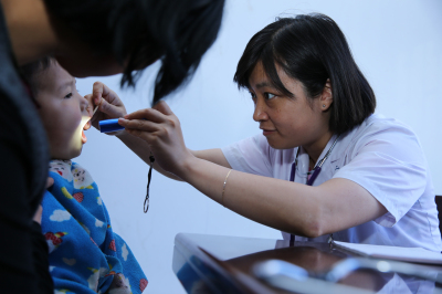 小儿科徐尔迪副教授为儿童查体.jpg 小儿科徐尔迪副教授为儿童查体.jpg