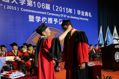 王树国校长为留学博士生拨帽穗.jpg