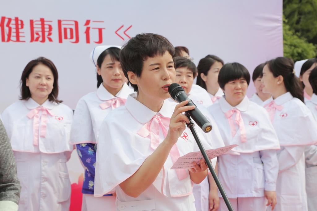 4.李领侠护士长主持开幕式.jpg