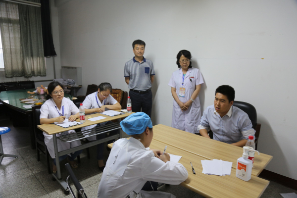 医学部人才培养中心张明处长巡查.jpg