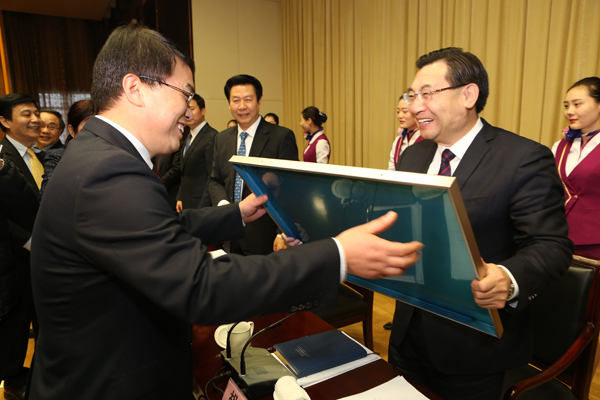 省委常委、省委书记、省长胡和平给获得“全国文明单位”的交大二附院颁奖.JPG