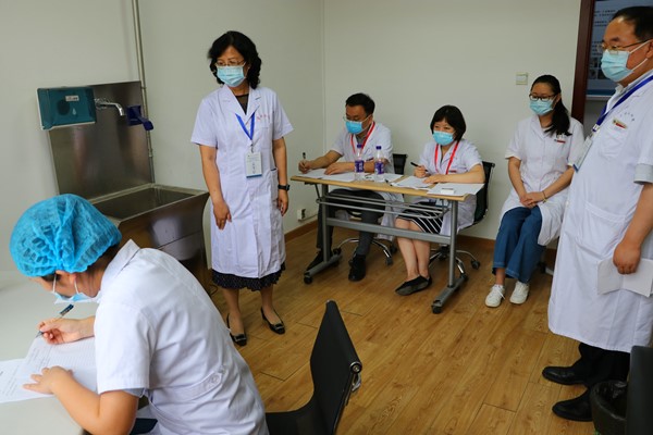 刘原副院长巡考_副本.jpg