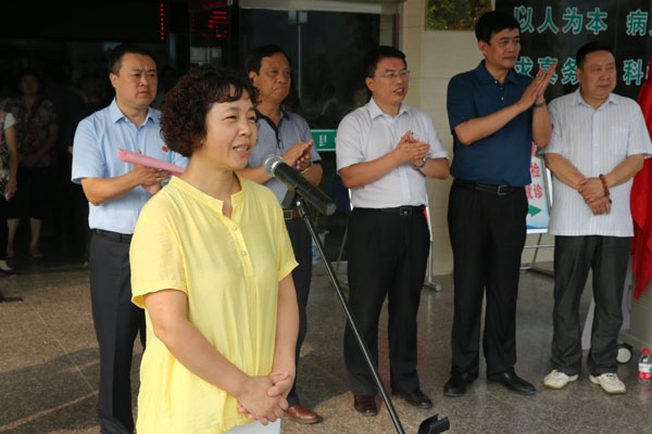 交大二附院党委副书记党变玲介绍参加帮扶义诊活动的专家团队.jpg