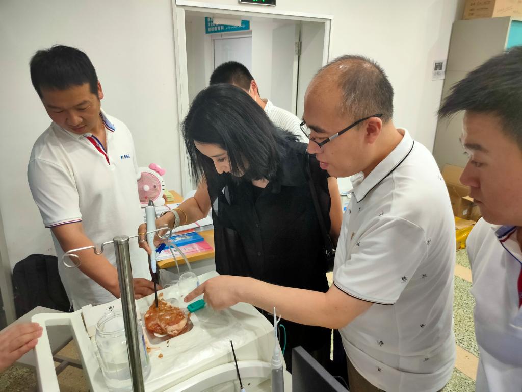 锐扶刀演示后给学员技术指导.jpg